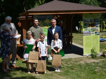 Wręczenie nagród w konkursie „Walory przyrodnicze powiatu skierniewickiego”, fot. A. Pruszkowska., 