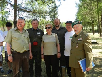 z-ca dyr ZNPK W. Sobolewski, st. spec. D. Sommerfeld, K. Dobrzańska (córka mjr. Hubala)- Sobieraj, spec. M. Sobański, Jerzy Łumiński, płk. M. Zach - Szaniec Hubala 2012r.