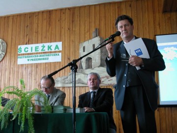 Otwarcie ścieżki historyczno-edukacyjnej w Przedborzu, przemawia Przewodniczący Rady ZNPK prof. Zygmunt Wnuk ; 2003r.