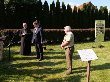 Sad w Zgierzu w ramach projektu Owoce Pamięci, 