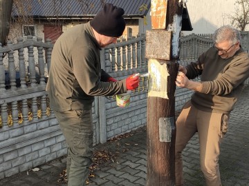 Konserwacja żółtego, pieszego szlaku w Załęczańskim Parku Krajobrazowym, 